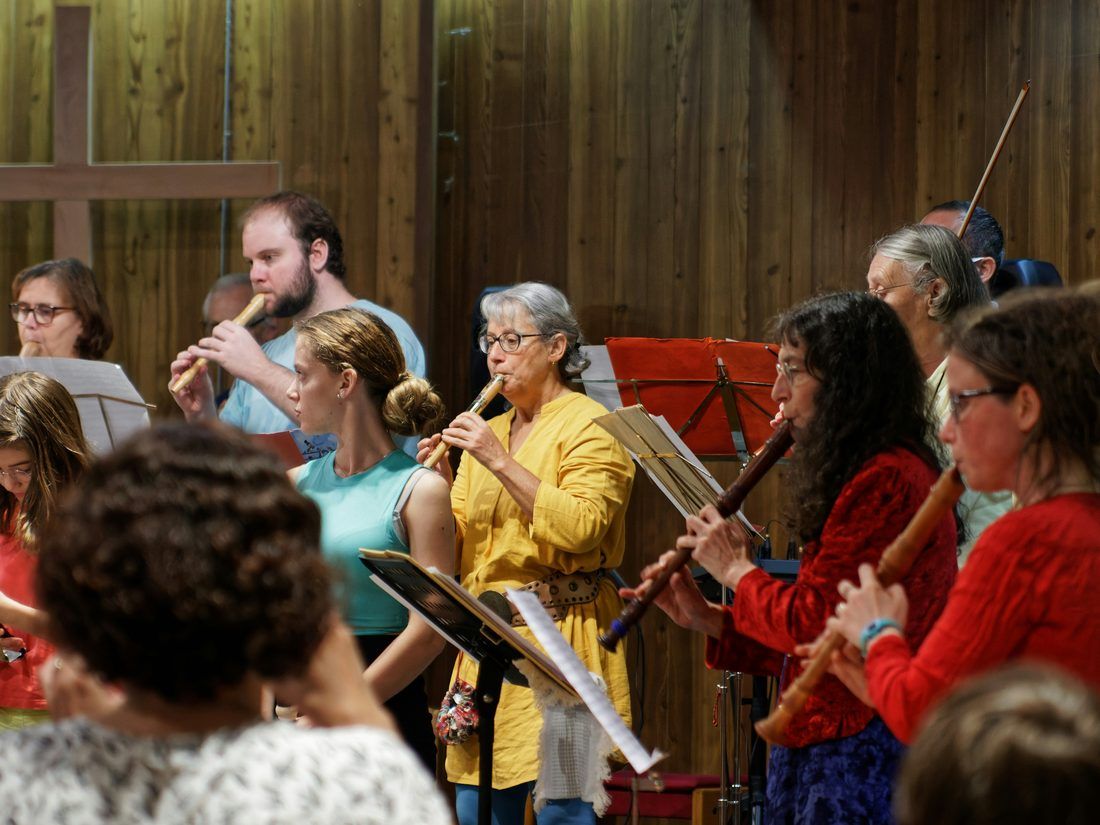 Una clase al piano, profesor y alumno en mitad de una frase